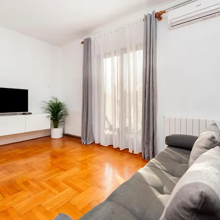 Luce Apartment *